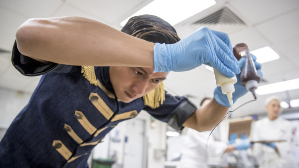 謝霆鋒演唱會型爆啟德！細數「鋒」味狂人傳說：毛巾雞蛋仔／單手揈蕉／量子藝術甜品