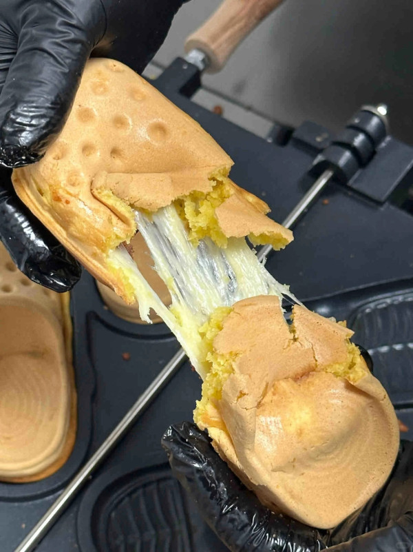 深圳奇特造型雞蛋仔引關注 網友反應兩極：看起來好臭 