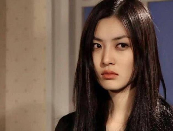 女人嘴型面相運勢分析-覆舟嘴/嘴角下垂