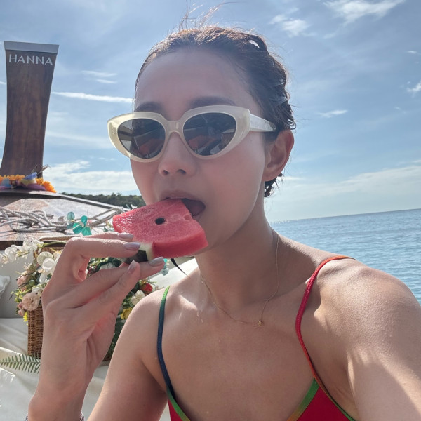 楊愛瑾Miki外地度假泳裝放題!兩孩之母曬零贅肉fit爆身材