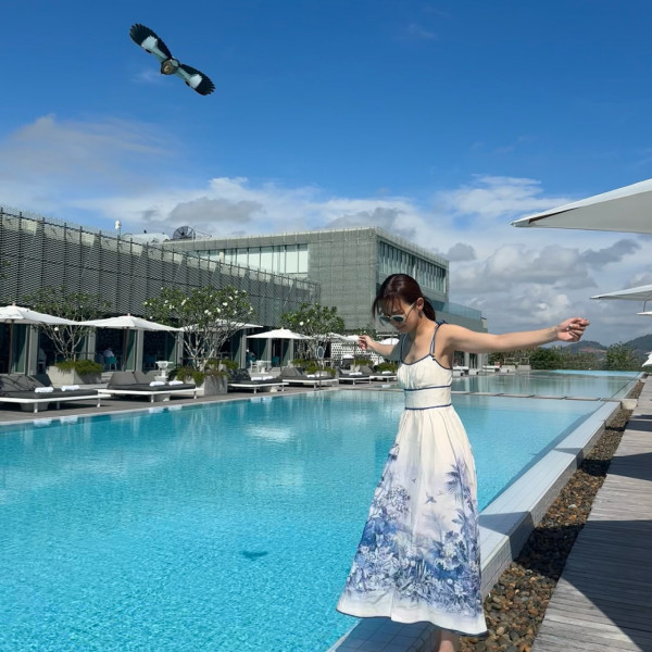 楊愛瑾Miki外地度假泳裝放題!兩孩之母曬零贅肉fit爆身材