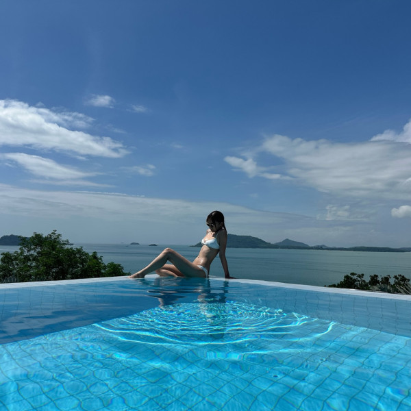 楊愛瑾Miki外地度假泳裝放題!兩孩之母曬零贅肉fit爆身材