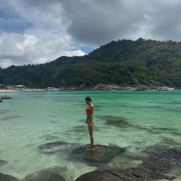 楊愛瑾Miki外地度假泳裝放題!兩孩之母曬零贅肉fit爆身材