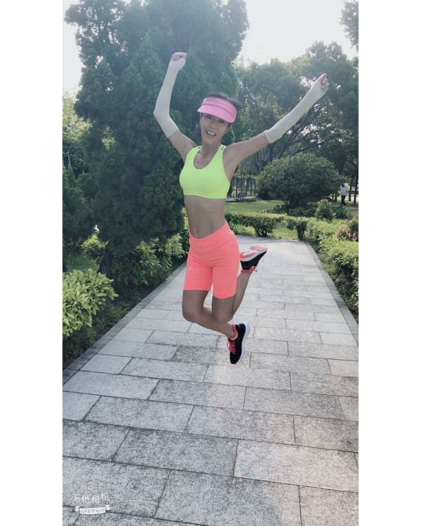 69歲米雪遊新加坡罕曬泳衣照！「凍齡美魔女」3大保養秘訣 