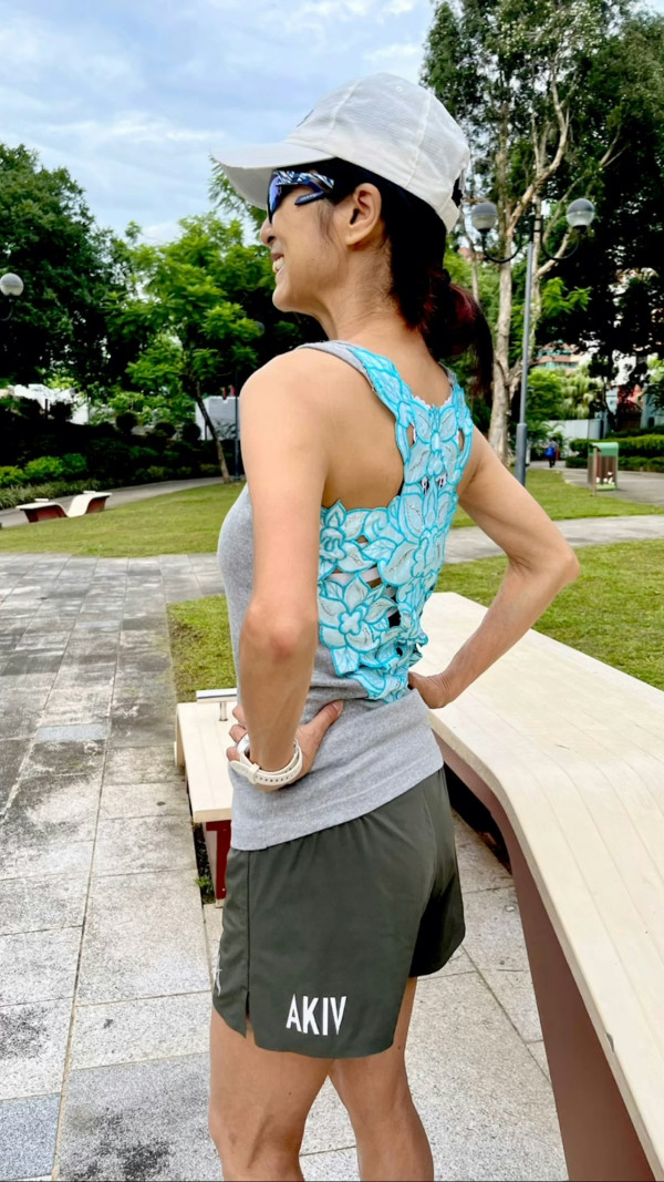 69歲米雪遊新加坡罕曬泳衣照！「凍齡美魔女」3大保養秘訣 