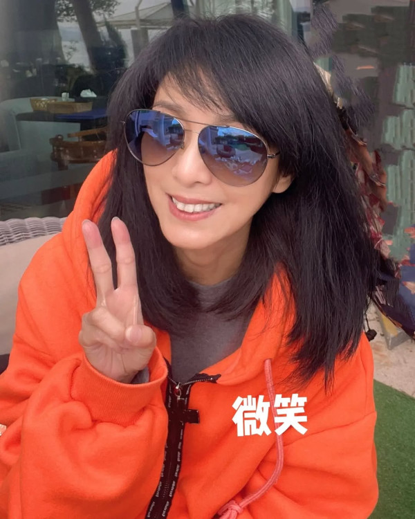 69歲米雪遊新加坡罕曬泳衣照！「凍齡美魔女」3大保養秘訣 