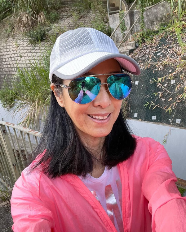 69歲米雪遊新加坡罕曬泳衣照！「凍齡美魔女」3大保養秘訣 