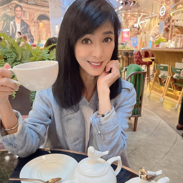 69歲米雪遊新加坡罕曬泳衣照！「凍齡美魔女」3大保養秘訣 