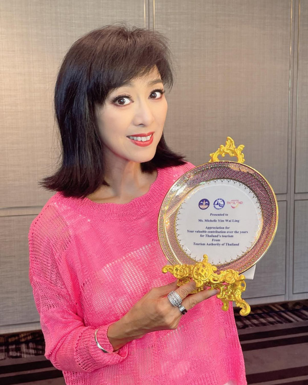 69歲米雪遊新加坡罕曬泳衣照！「凍齡美魔女」3大保養秘訣 