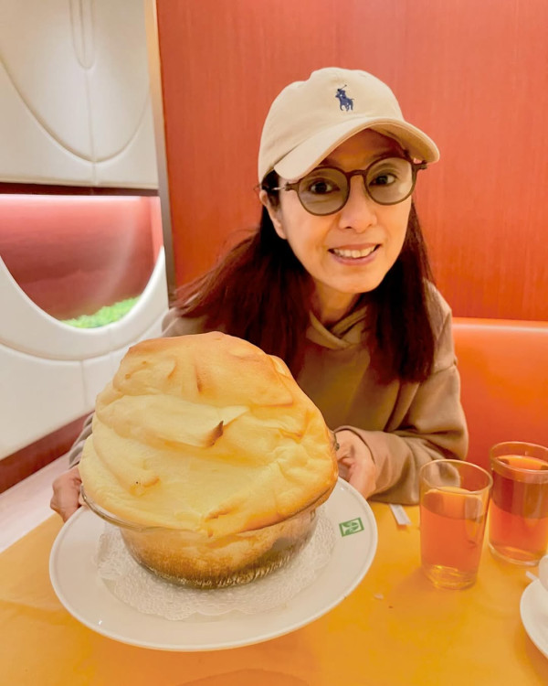 69歲米雪遊新加坡罕曬泳衣照！「凍齡美魔女」3大保養秘訣 