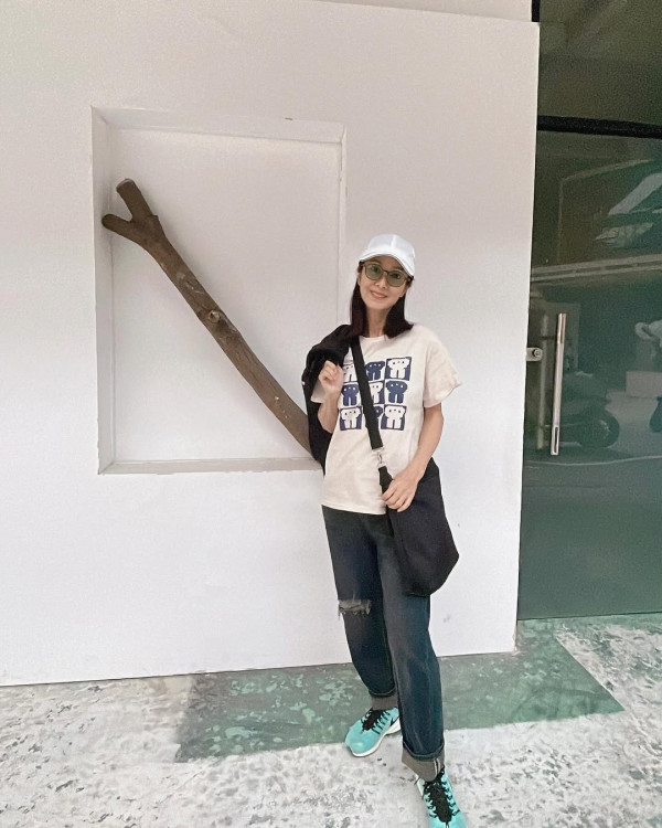 69歲米雪遊新加坡罕曬泳衣照！「凍齡美魔女」3大保養秘訣 