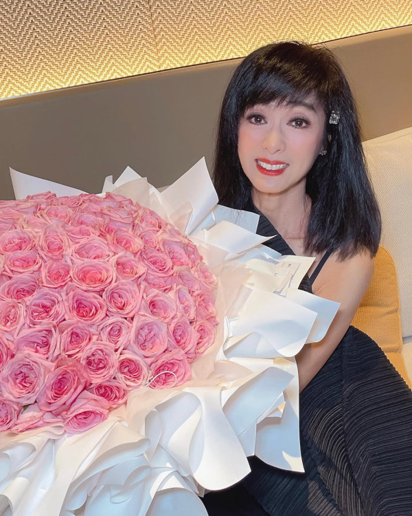 69歲米雪遊新加坡罕曬泳衣照！「凍齡美魔女」3大保養秘訣 