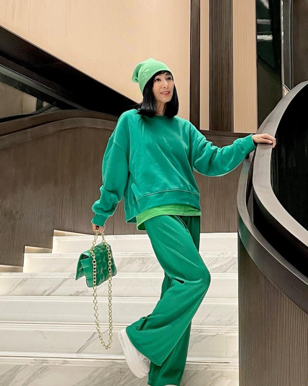 69歲米雪遊新加坡罕曬泳衣照！「凍齡美魔女」3大保養秘訣 