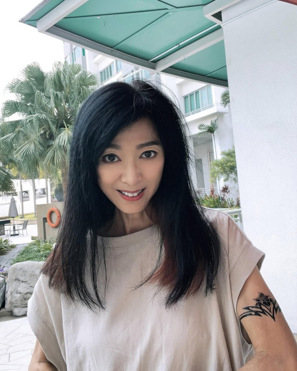 69歲米雪遊新加坡罕曬泳衣照！「凍齡美魔女」3大保養秘訣 