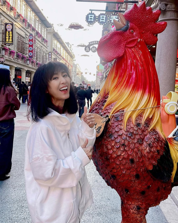 69歲米雪遊新加坡罕曬泳衣照！「凍齡美魔女」3大保養秘訣 