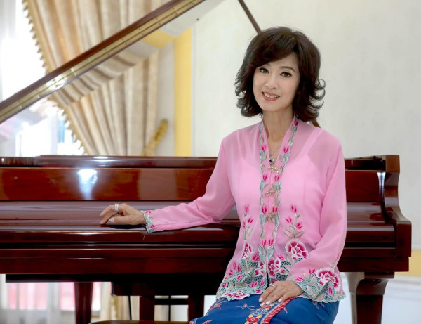 69歲米雪遊新加坡罕曬泳衣照！「凍齡美魔女」3大保養秘訣 