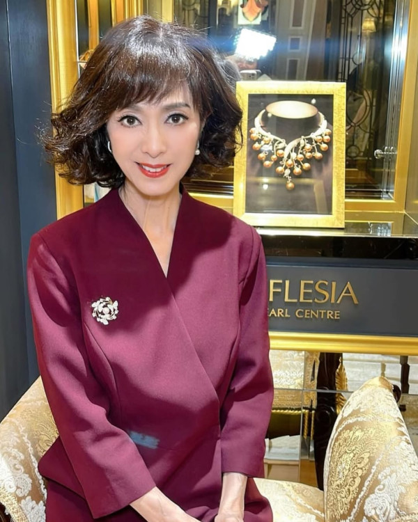 69歲米雪遊新加坡罕曬泳衣照！「凍齡美魔女」3大保養秘訣 