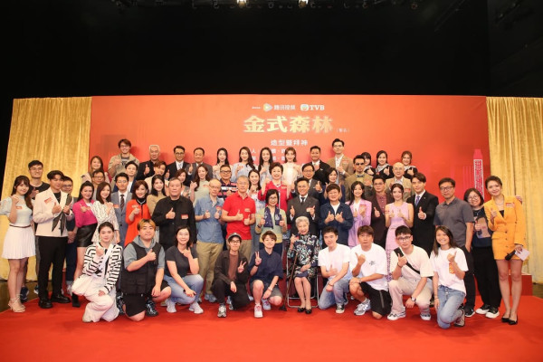 5億身家TVB視帝離婚後為23歲港姐冠軍慶生 關係親暱私下親自教打網球