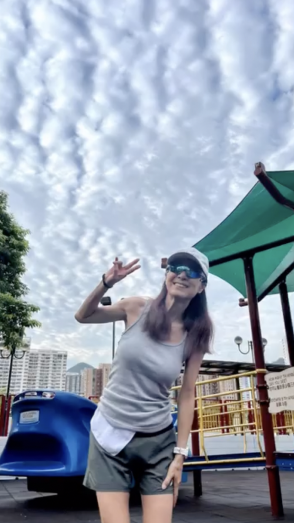 69歲米雪遊新加坡罕曬泳衣照！「凍齡美魔女」3大保養秘訣 