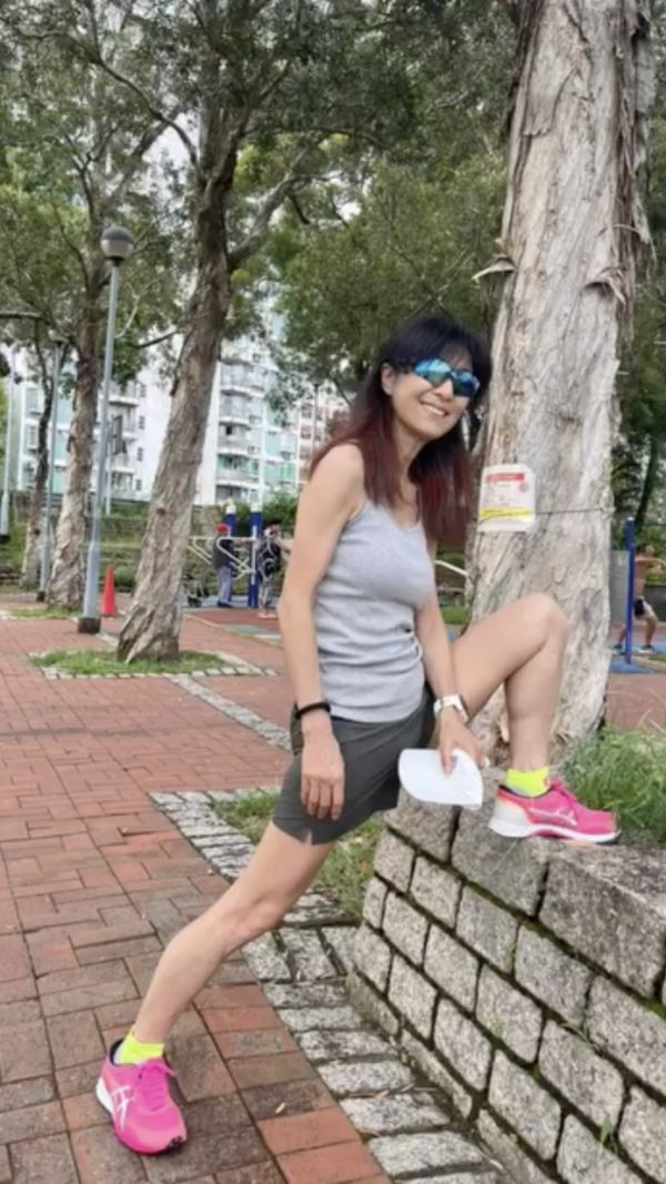 69歲米雪遊新加坡罕曬泳衣照！「凍齡美魔女」3大保養秘訣 