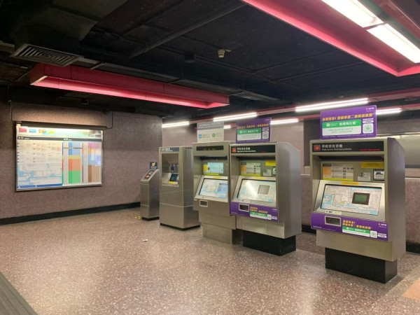 WeChat Pay HK 推出全新「同行碼」功能，一部手機最多三人乘搭港鐵！