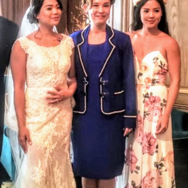 翁靜晶兩女兒首次合體拍片獲網民激讚盡得媽媽真傳！同為律師背景超強！細女成三孩之母曾踩界金融