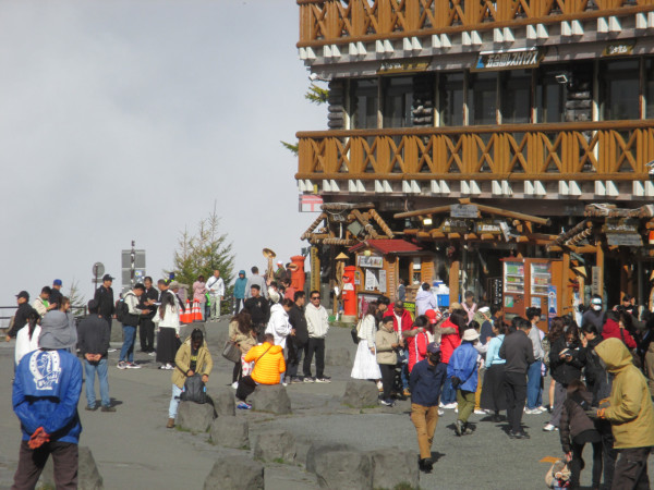 中國留學生4日兩度被困富士山 翻越封鎖線獨自登山 被直升機登山隊營救