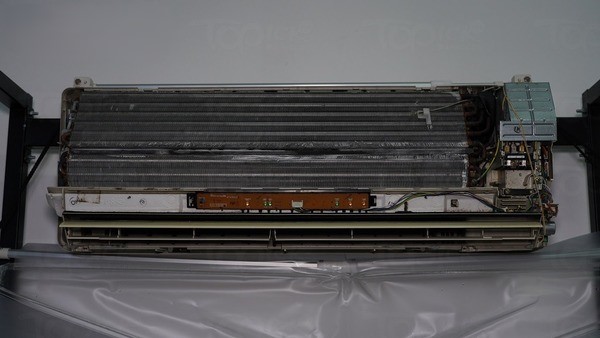 冷氣機過濾網堵塞，導致氣流不暢，蒸發器溫度過低結霜。（資料圖片）