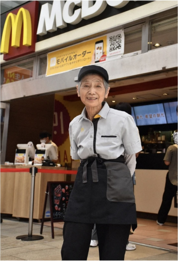 92歲婆婆最年長麥當勞員工  熱愛上班25年來零請假！親揭長壽秘訣全靠食漢堡？ 