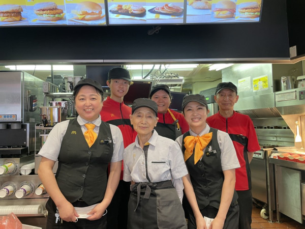 92歲婆婆最年長麥當勞員工  熱愛上班25年來零請假！親揭長壽秘訣全靠食漢堡？ 