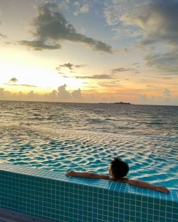 Coffee馬爾代夫泳裝曬火辣身材 驕人上圍+馬甲線惹網友羨慕!