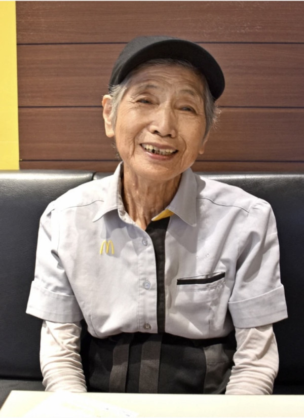 92歲婆婆最年長麥當勞員工  熱愛上班25年來零請假！親揭長壽秘訣全靠食漢堡？ 