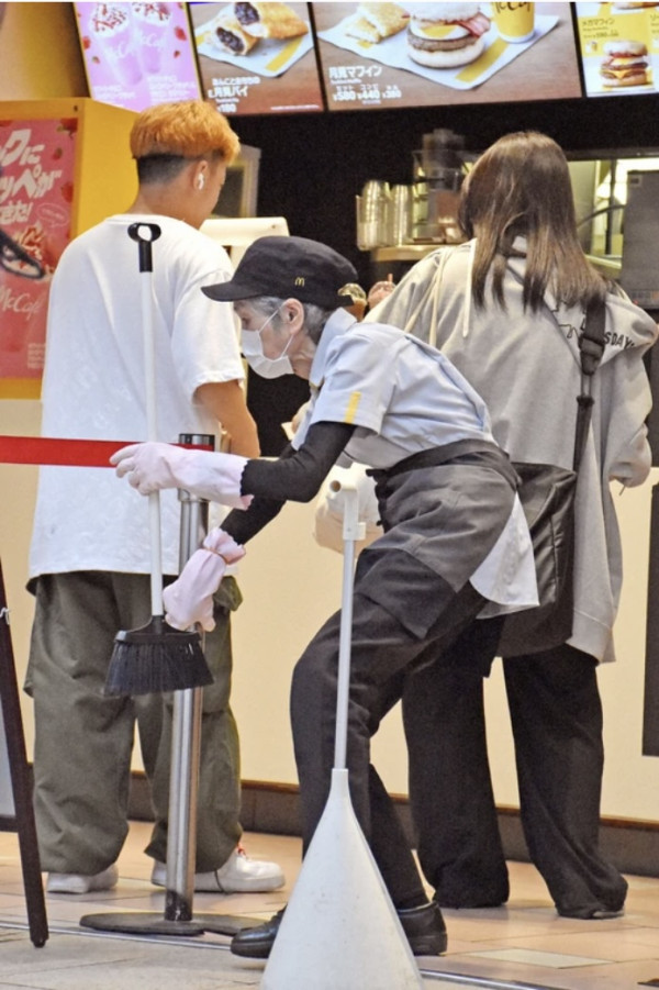 92歲婆婆最年長麥當勞員工  熱愛上班25年來零請假！親揭長壽秘訣全靠食漢堡？ 