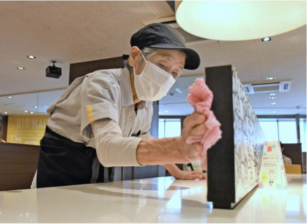 92歲婆婆最年長麥當勞員工  熱愛上班25年來零請假！親揭長壽秘訣全靠食漢堡？ 