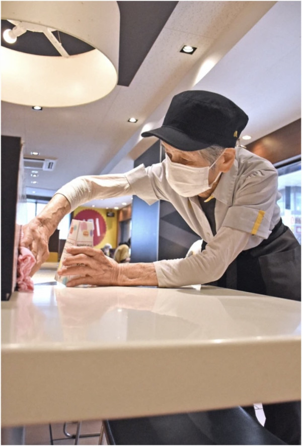 92歲婆婆最年長麥當勞員工  熱愛上班25年來零請假！親揭長壽秘訣全靠食漢堡？ 