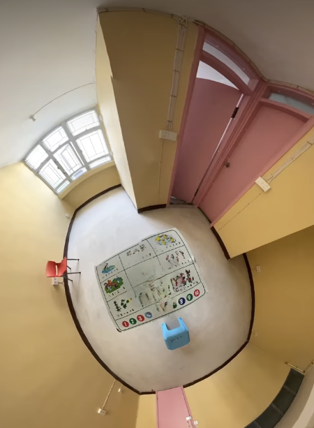 港爸收屋時是「清水樓」，牆身顏色為黃色，只有石屎地板。圖片來源：香港公營房屋討論區