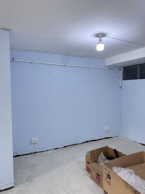港爸將全屋牆身由黃色髹成粉藍色，但未為牆身剷底。圖片來源：香港公營房屋討論區