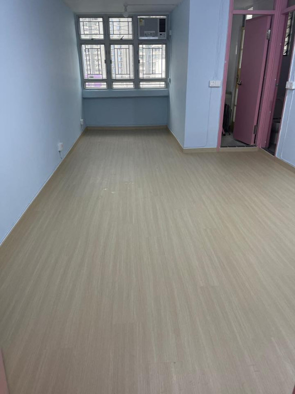 至於地板，港爸稱無時間自己鋪地板，所以只好聘請師傅鋪SPC地板。圖片來源：香港公營房屋討論區