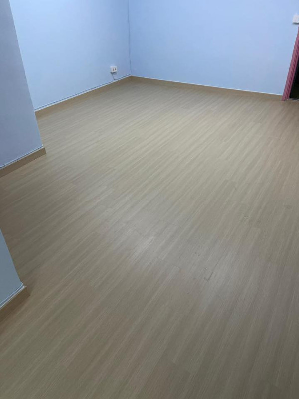港爸說：「只要地板夠平，係可以自己鋪嘅，不過我無時間，所以揾師傅做」。圖片來源：香港公營房屋討論區