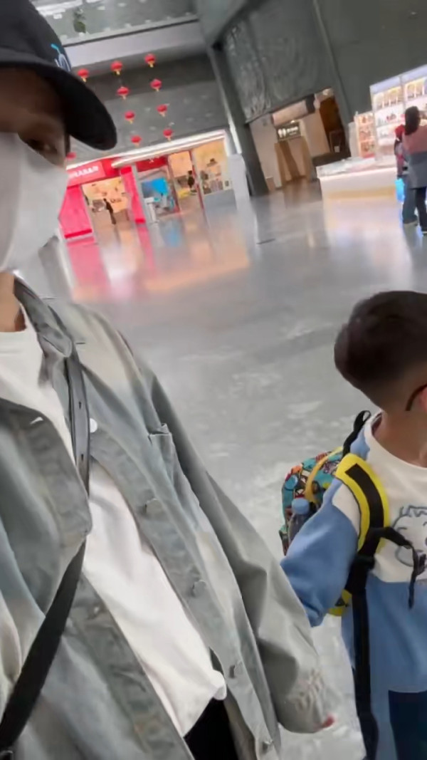 胡杏兒帶大仔遊北京憶當年 丈夫陷擁抱者風波 疑遠離是非散心 