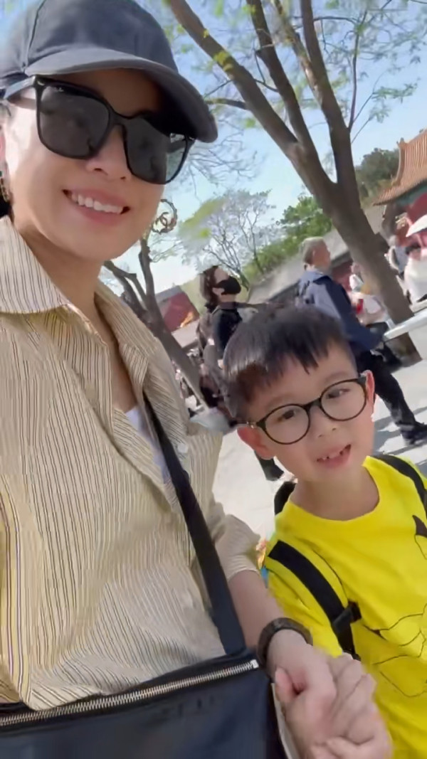胡杏兒帶大仔遊北京憶當年 丈夫陷擁抱者風波 疑遠離是非散心 