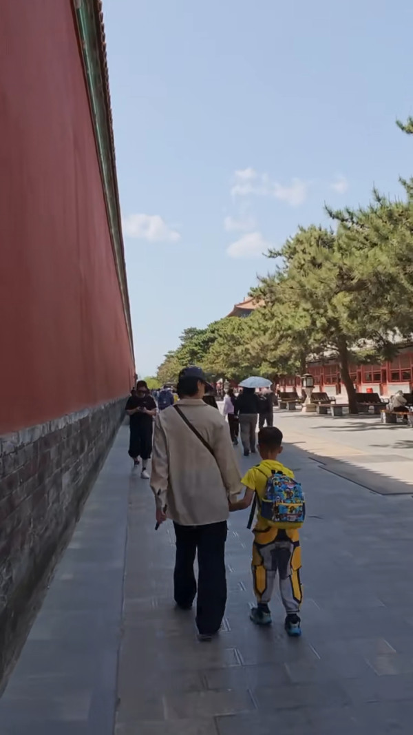 胡杏兒帶大仔遊北京憶當年 丈夫陷擁抱者風波 疑遠離是非散心 