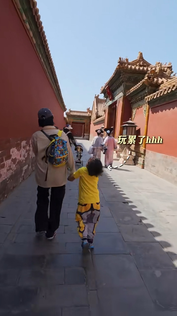 胡杏兒帶大仔遊北京憶當年 丈夫陷擁抱者風波 疑遠離是非散心 