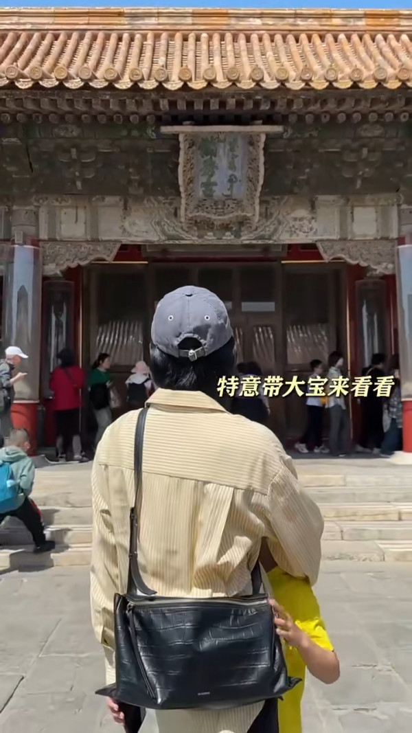 胡杏兒帶大仔遊北京憶當年 丈夫陷擁抱者風波 疑遠離是非散心 