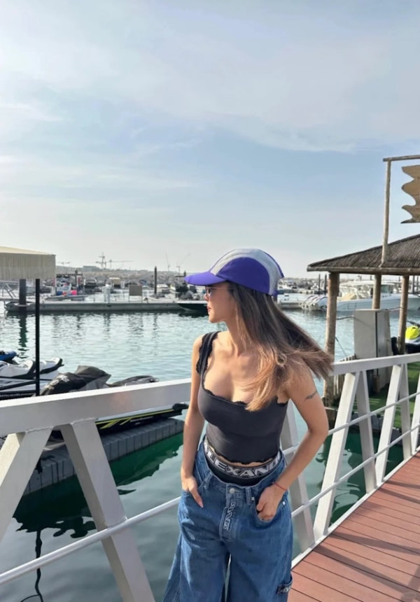 44歲流行天后蔡依林性感遊杜拜 甜曬低胸小背心美照 網民以為18歲 