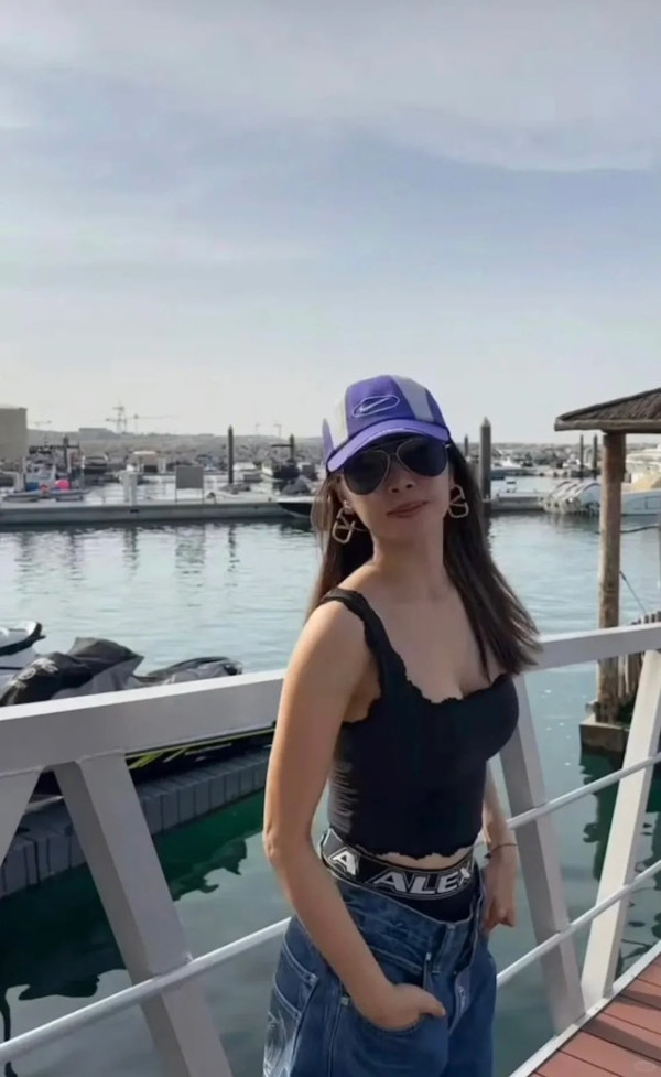 44歲流行天后蔡依林性感遊杜拜 甜曬低胸小背心美照 網民以為18歲 