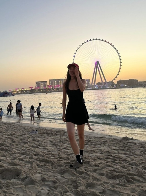 44歲流行天后蔡依林性感遊杜拜 甜曬低胸小背心美照 網民以為18歲 