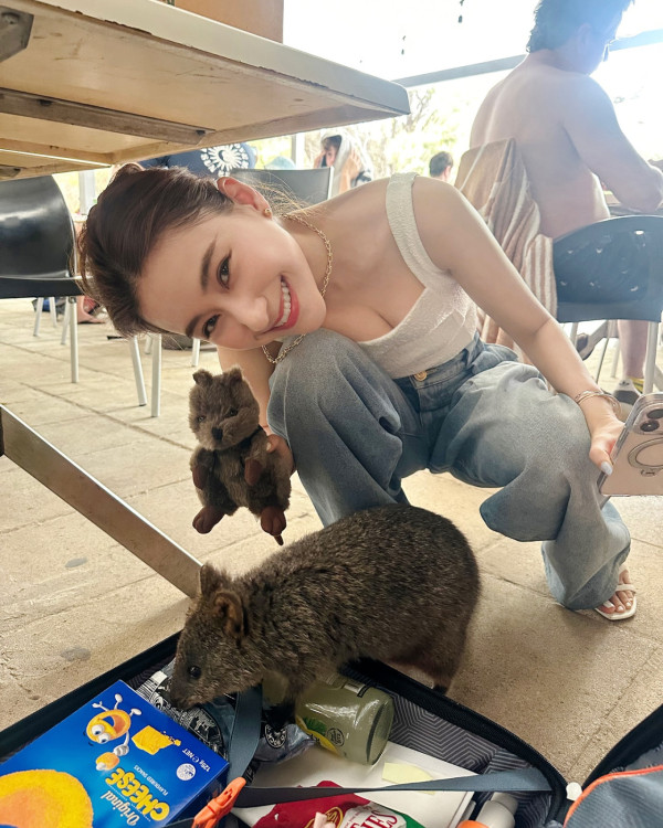 「豪門千金」何超蓮遊澳洲泳照被讚仙氣！曬Fit爆身材間接打破懷孕傳聞 