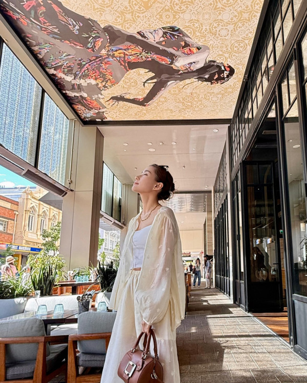 「豪門千金」何超蓮遊澳洲泳照被讚仙氣！曬Fit爆身材間接打破懷孕傳聞 