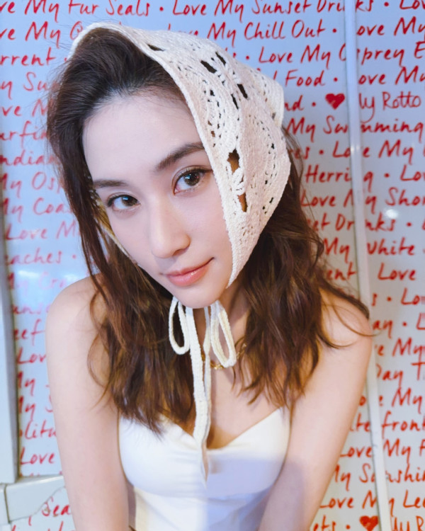 「豪門千金」何超蓮遊澳洲泳照被讚仙氣！曬Fit爆身材間接打破懷孕傳聞 